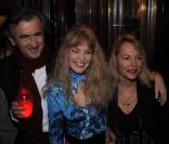 Bernard-Henri Levy avec sa femme Arielle Dombasle et Laure Adler lors de la remise du Prix Lilas 2009 à la Closerie des Lilas, le 25 mars 2009