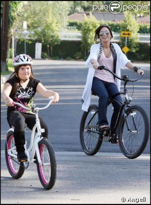 Demi Lovato, la star de Camp Rock, fait du vélo en famille à Toluca Lake le 25 mars 2009