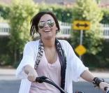 Demi Lovato, la star de Camp Rock, fait du vélo en famille à Toluca Lake le 25 mars 2009