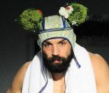 Sébastien Chabal, doux comme un agneau avec ses oreilles de Mickey en fleurs !