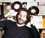 Frédéric Beigbeder et ses oreilles de Mickey... vynils !
