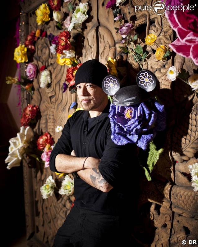 Pascal Obispo et ses oreilles de Mickey en fleurs !