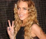 Lindsay Lohan... peace sista' ! Par contre, les jambes bronzées et les pieds blancs... moyen ! 