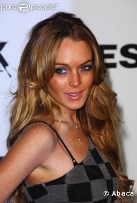 Lindsay Lohan... nous invite à une petite partie d'échecs sur sa robe... mat !