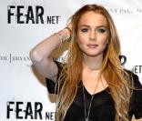 Lindsay Lohan se passe la main dans les cheveux face aux photographes... un classique de la belle rousse ! 