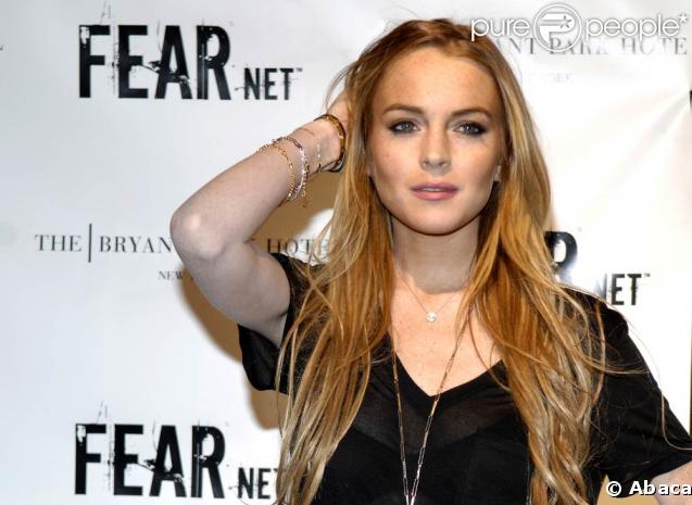 Lindsay Lohan se passe la main dans les cheveux face aux photographes... un classique de la belle rousse ! 
