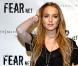 Lindsay Lohan se passe la main dans les cheveux face aux photographes... un classique de la belle rousse ! 