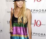 La belle Lindsay Lohan... mini-robe arc-en-ciel et chapeau... un rien l'habille ! 