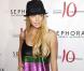 La belle Lindsay Lohan... mini-robe arc-en-ciel et chapeau... un rien l"habille ! 