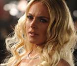 La belle Lindsay Lohan... superbe en blonde, moulée dans une robe noire, le regard dur... 