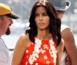  SCÈNE 3 :  Courteney n'en revient pas ! Busy la snobe et refuse d'entamer une discussion contructive sur les choix vestimentaires... Courteney l'insulte du regard. Violent ! 
