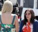 SCÈNE 2 : En raison de l'insistance de l'équipe technique, Courteney finit par lui dire ses quatre vérités : "t'as pas l'impression que ton haut coloré vole la vedette à ma robe ? C'est qui la star, ici ?"