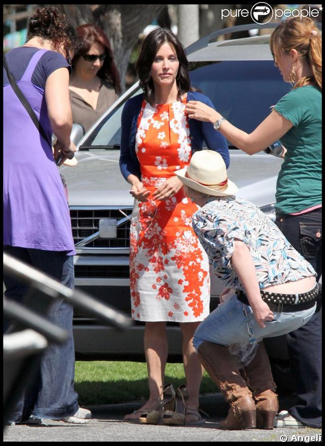  SCÈNE 1 :  Courteney Cox se délecte de ce beau temps californien, en étant choyée par toute son équipe 