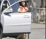  SCÈNE 6 :  Pas facile de courir avec des talons, Courteney a donc finalement pris la voiture... mais est toujours furieuse ! 