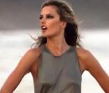 Alessandra Ambrosio en plein travail à Rio de Janeiro