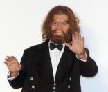 L'homme des cavernes de la série tv Caveman lors de la soirée de charité Dress to Kilt organisée par Sean Connery et sa femme Lady Micheline le 30 mars 2009