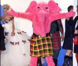 Un éléphant rose et écossais lors de la soirée de charité Dress to Kilt organisée par Sean Connery et sa femme Lady Micheline le 30 mars 2009