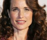 Andie MacDowell lors de la soirée de charité Dress to Kilt organisée par Sean Connery et sa femme Lady Micheline le 30 mars 2009