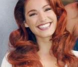 La superbe Kelly Brook en rousse, une beauté ensorcelante sur tapis rouge !