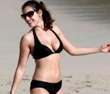 La superbe Kelly Brook... en vacances à la plage ! 