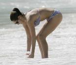 La superbe Kelly Brook découvre l'eau... attention ça mouille !