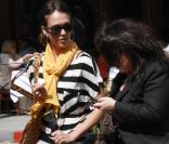 Jessica Alba en plein shopping à Los Angeles avec une amie : elle a trouvé le bon look !