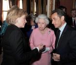 Cocktail party organisée à Buckingham par la reine Elizabeth : la souveraine prend part à la conversation de Nicolas Sarkozy et Hillary Clinton 