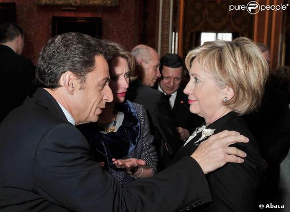 Cocktail party organisée à Buckingham par la reine Elizabeth : Nicolas Sarkozy et Hillary Clinton 