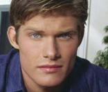 Chris Carmack de  Newport Beac h, joue les rockstars 