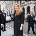 La toujours ravissante Jerry Hall célèbre la littérature anglo-saxonne... avec charme et élégance !