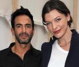 Marc Jacobs et Milla Jovovich en backstage du défilé Vuitton à Paris en mars 2009 