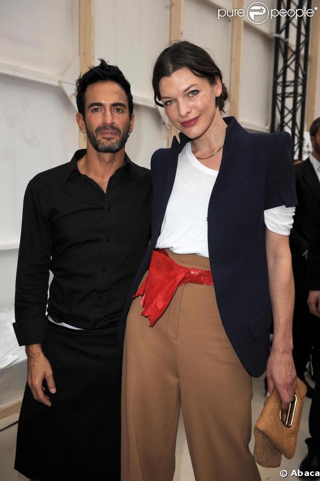 Marc Jacobs et Milla Jovovich en backstage du défilé Vuitton à Paris en mars 2009 