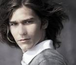 Amaury Vassili, la nouvelle sensation forte de la pop classique, ne semble pas douter... 