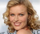 Eva Herzigova maquillée et coiffée