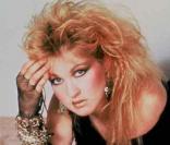 Très ressemblant avec Cyndi Lauper, hein ???
