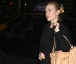 Kate Winslet en mode casual : un jean, des bots, une veste noire... Perfection ! 