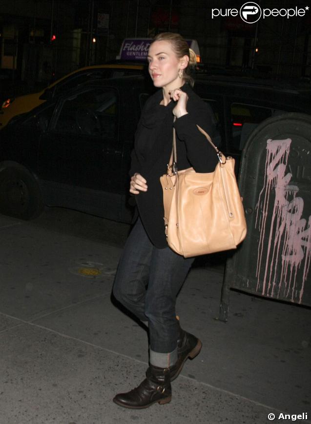 Kate Winslet en mode casual : un jean, des bots, une veste noire... Perfection ! 