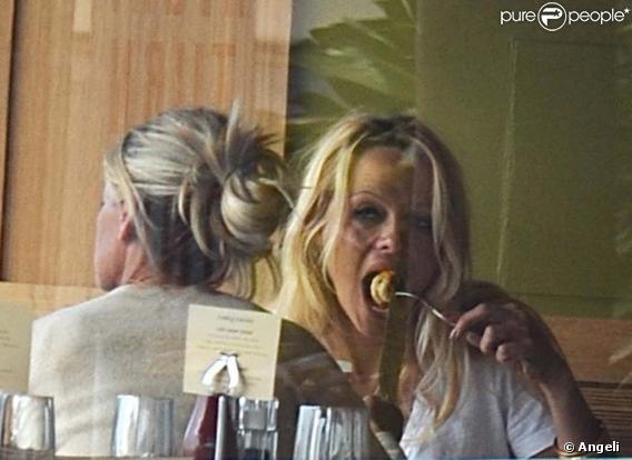 Pamela Anderson dans un restaurant à Malibu, en avril 2009 ! L'ex-naïade sait se faire plaisir... 