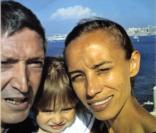 En 2007, la petite Elise entourée de ses parents 