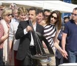 Carla Bruni et Nicolas Sarkozy, avec le trophée, lors de la remise du premier trophée Virginio Bruni Tedeschi à Cavalière