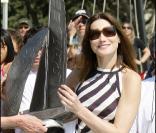 Carla Bruni et le trophée lors de la remise du premier trophée Virginio Bruni Tedeschi à Cavalière