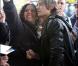 Zac Efron arrive à New-York pour promouvoir son film "17 ans encore" au David Letteran show. Pas encore habillé pour l'occasion, il accorde quelques minutes à ses fans (13 avril)