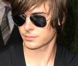 Lunettes vissées sur le nez, voici Zac qui quitte London pour rejoindre l'aéroport et s'envoler pour... New-York ! 