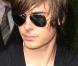 Lunettes vissées sur le nez, voici Zac qui quitte London pour rejoindre l'aéroport et s'envoler pour... New-York !