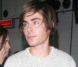 Coupe de cheveux approximative, mais visage frais : Zac Efron se sort brillamment du voyage en avion. Le voici qui arrive à l'aéroport de Heathrow (U.K.), le 25 mars. 
