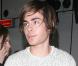 Coupe de cheveux approximative, mais visage frais : Zac Efron se sort brillamment du voyage en avion. Le voici qui arrive à l'aéroport de Heathrow (U.K.), le 25 mars.