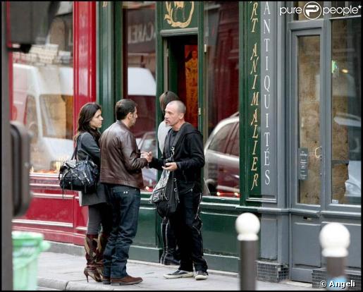 Florent Pagny arrive à la galerie dans laquelle sa compagne Azucena expose ses tableaux. Il est accompagné de Pascal Duchêne et de son amie Hortense. 02/04/09