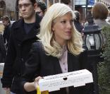 Tori Spelling dans les rues de New-York le 16 avril 2009. Trouvez l'erreur ! La pizza dans la main de Tori, qui est de plus en plus maigre, bien sûr ! 