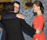 Le prince Carl Philip de Suède vient embrasser sa soeur Victoria et son futur mari Daniel Westling 