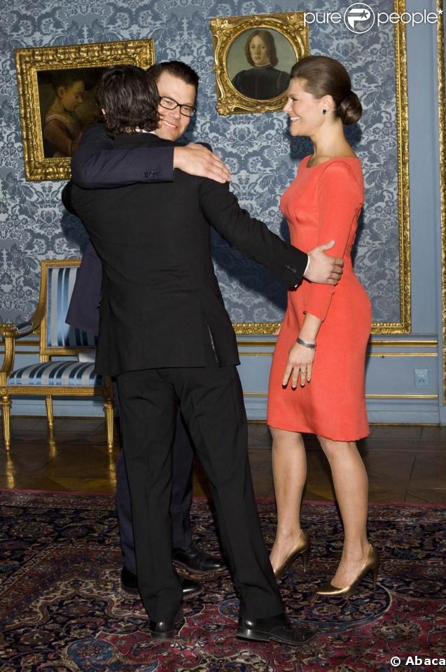 Le prince Carl Philip de Suède vient embrasser sa soeur Victoria et son futur mari Daniel Westling 